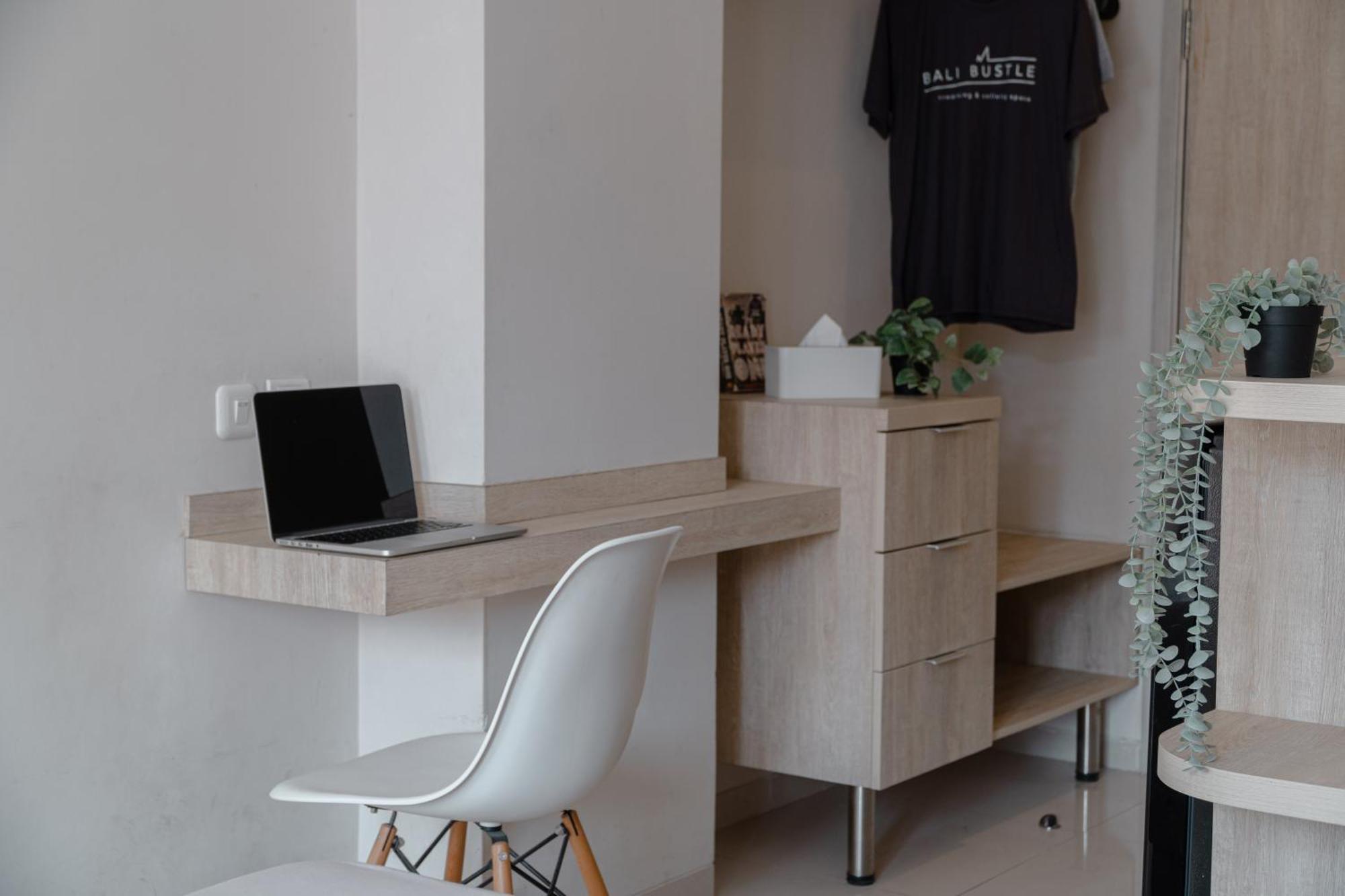 Bali Bustle Pararaton Coliving And Coworking Space Legian Exterior foto